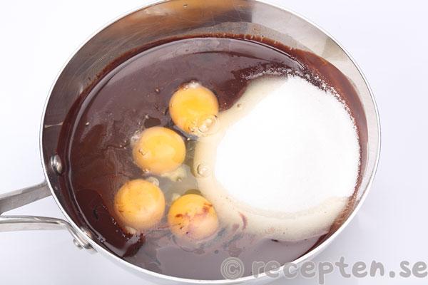 chokladkladdkaka steg 3: ägg, strösocker, salt tillsatt