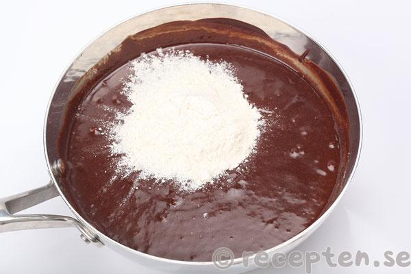 chokladkladdkaka steg 4: vetemjöl tillsatt