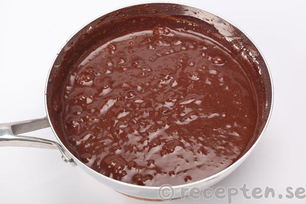 chokladkladdkaka steg 4: smeten klar