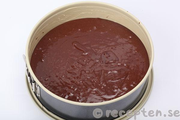 chokladkladdkaka steg 5: smeten i formen