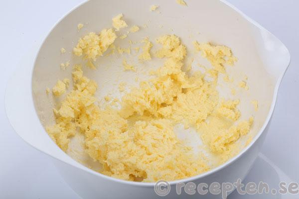 hallonpaj steg 3: smör och socker blandat
