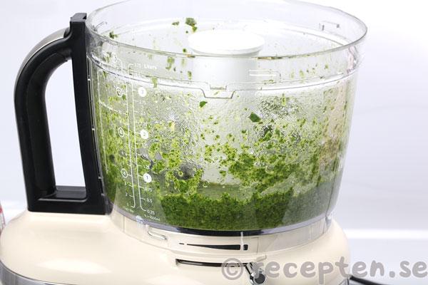 pesto steg 3: mixad pesto