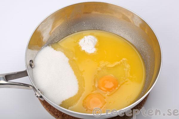 vit kladdkaka steg 3: ägg, strösocker, vaniljsocker, salt tillsatt
