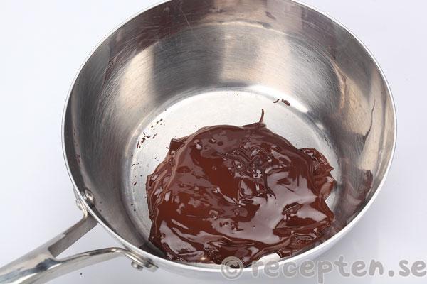kolaglass med choklad steg 5: smält choklad