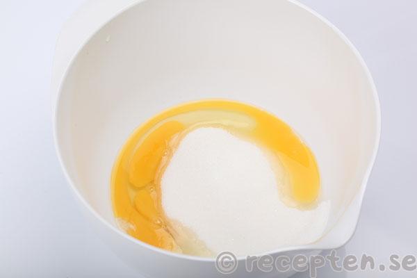 glutenfria kladdmuffins steg 3: ägg och strösocker