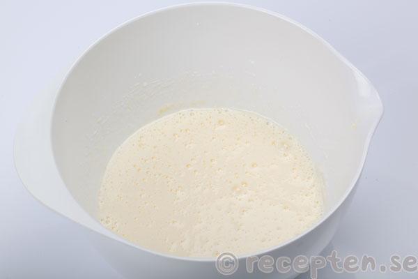 glutenfria kladdmuffins steg 3: ägg och socker vispat