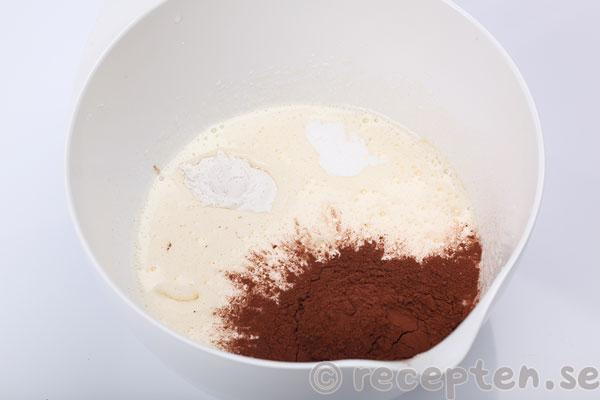 glutenfria kladdmuffins steg 4: vaniljsocker, bakpulver, salt och kakao tillsatt