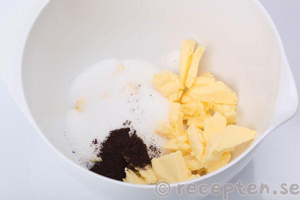 chokladbollar lchf steg 2: sötströ och vaniljpulver tillsatt