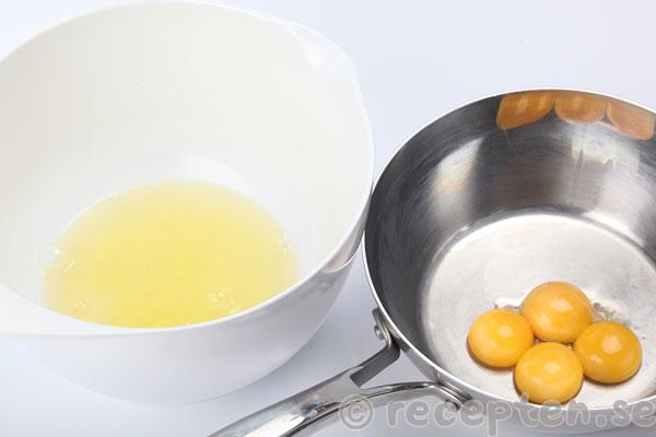 nötmarängtårta steg 3: äggvitor och äggulor