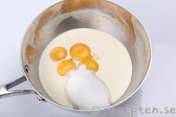 nötmarängtårta steg 8: äggulor, grädde och socker