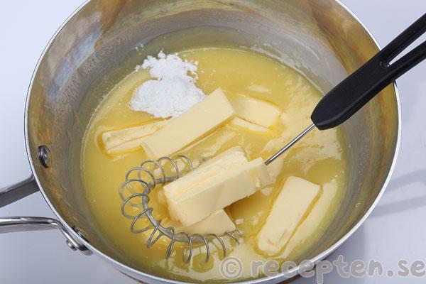 nötmarängtårta steg 10: smör och vaniljsocker tillsatt