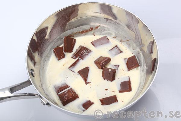 mandelchokladtårta steg 13: chokladen i varm grädde