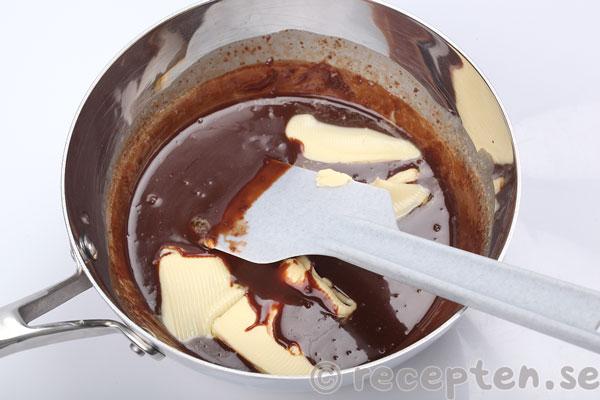 mandelchokladtårta steg 14: smöret tillsatt