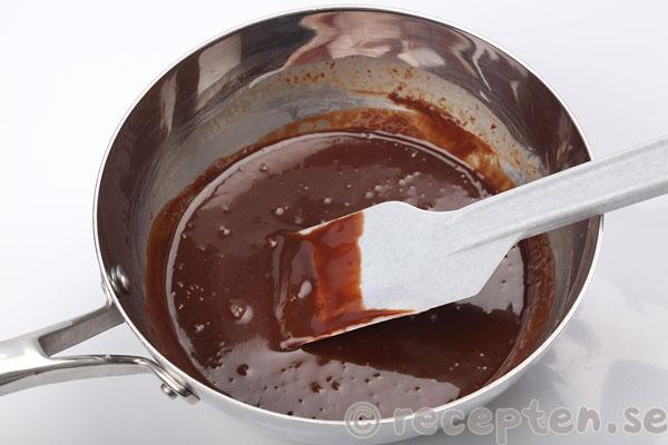 mandelchokladtårta steg 14: smöret har smält och blandats med chokladsmeten