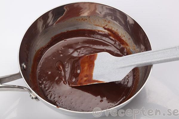 mandelchokladtårta steg 15: chokladganachen har svalnat och är lagom krämig