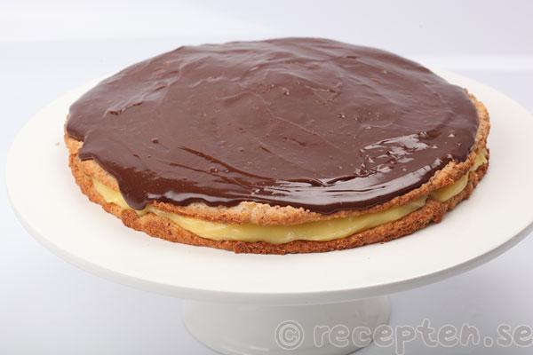 mandelchokladtårta steg 16: chokladganachen utbredd på tårtan