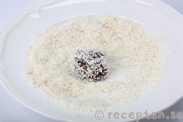 brigadeiro steg 5: rulla i kokosflingor