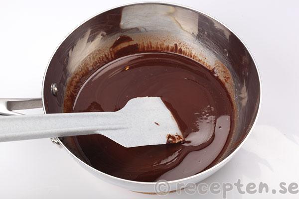 chokladtårta med saffranstryffel steg 2: smält smör och choklad blandat