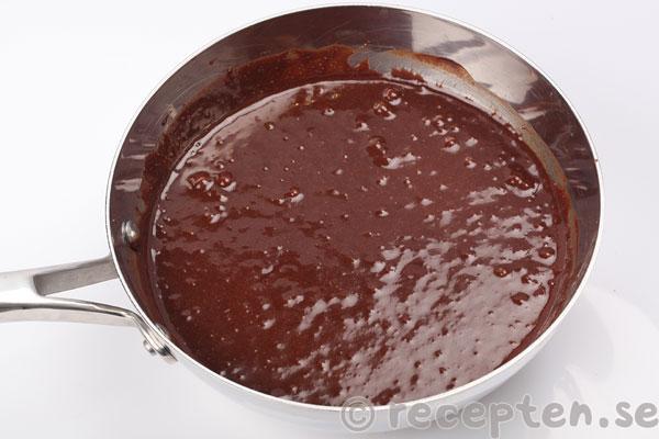 chokladtårta med saffranstryffel steg 3: smeten blandad och klar