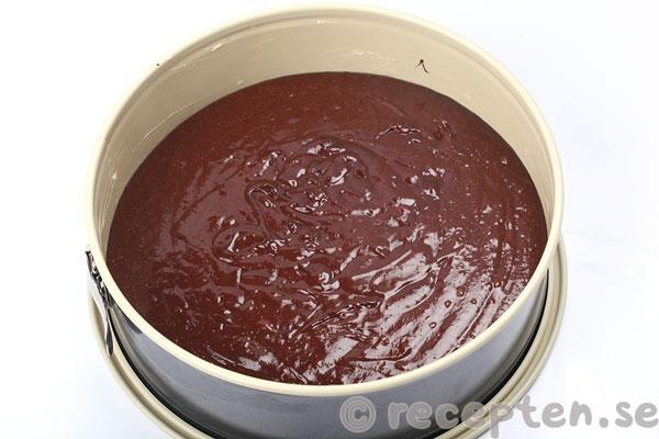 chokladtårta med saffranstryffel steg 4: chokladtårtssmeten i formen