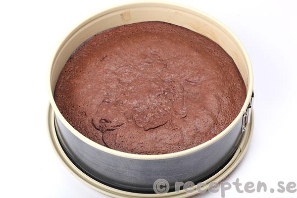 chokladtårta med saffranstryffel steg 4: chokladtårtan gräddad
