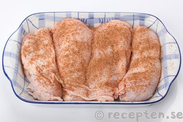 helstekt urbenad hel kyckling steg 2: skinnsidan upp med grillkrydda