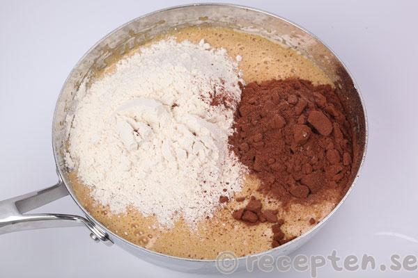 budapestkladdkaka steg 7: kakao och vetemjöl tillsatt