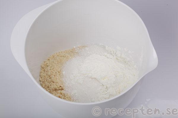 budapestkladdkaka steg 11: mandelmjöl, majsstärkelse, strösocker