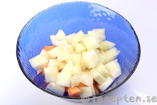 melonsallad steg 1: melon i bitar