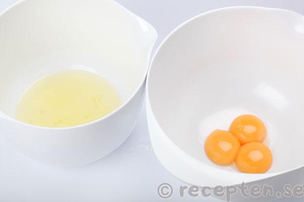chokladcheesecake med kolasås steg 3: dela äggen i äggvitor och äggulor