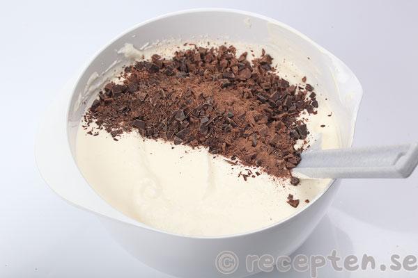 chokladcheesecake med kolasås steg 9: hackad choklad tillsatt