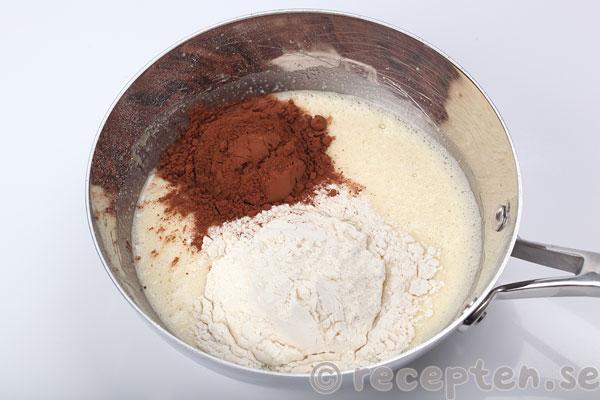 kladdkaka cookie dough steg 4: kakao och vetemjöl tillsatt