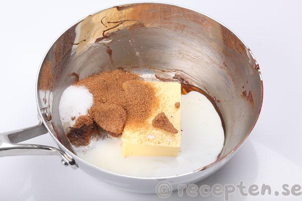 kladdkaka cookie dough steg 6: smör, farinsocker, mjölk, ljus sirap och salt