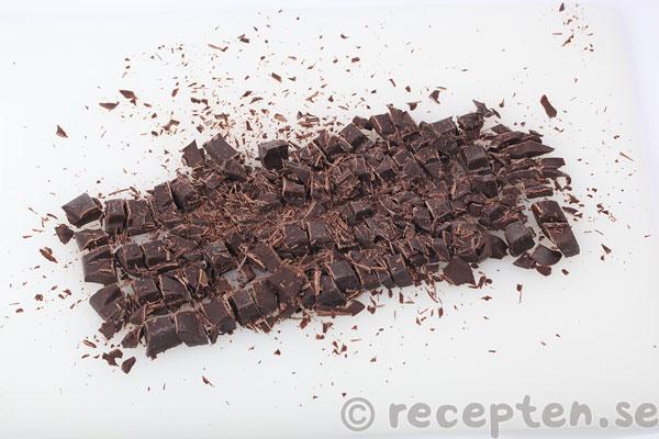 kladdkaka cookie dough steg 8: hackad choklad