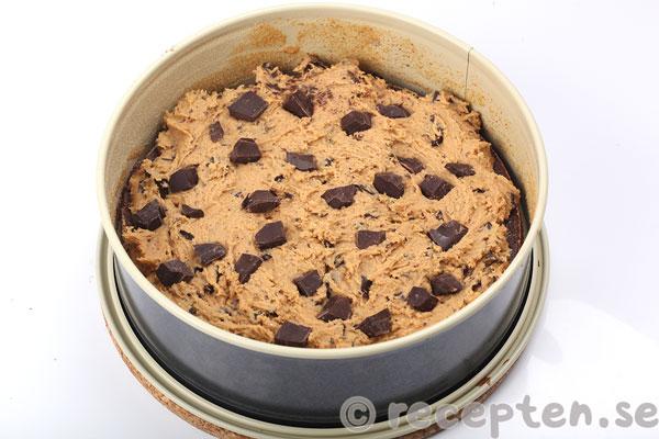 kladdkaka cookie dough steg 10: chokladbitarna fördelade