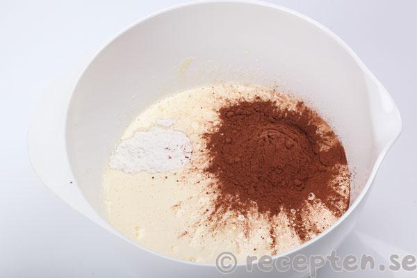 frasig kladdkaka steg 4: vaniljsocker, kakao, salt tillsatt