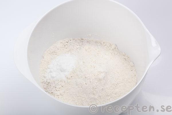 rågscones steg 1: rågmjöl, rågsikt, bakpulver och salt