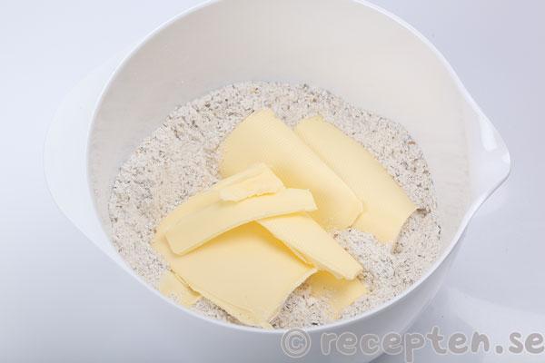rågscones steg 2: smör i tunna skivor