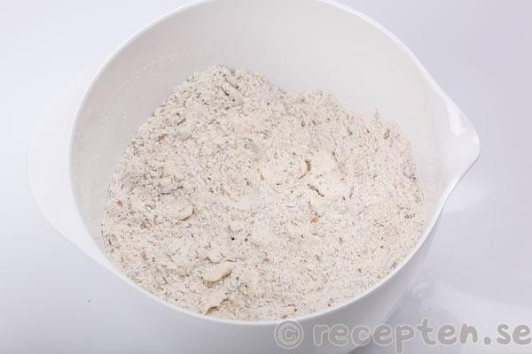 rågscones steg 2: smöret inarbetat