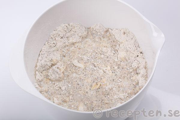 rågscones steg 3: mjölk tillsatt