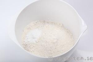 rågscones steg 1: rågmjöl, rågsikt, bakpulver och salt