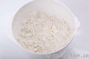 rågscones steg 2: smöret inarbetat