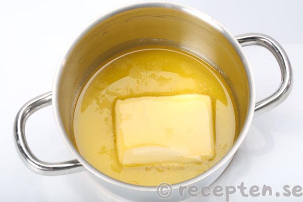 citronsockerkaka steg 1: smält smör