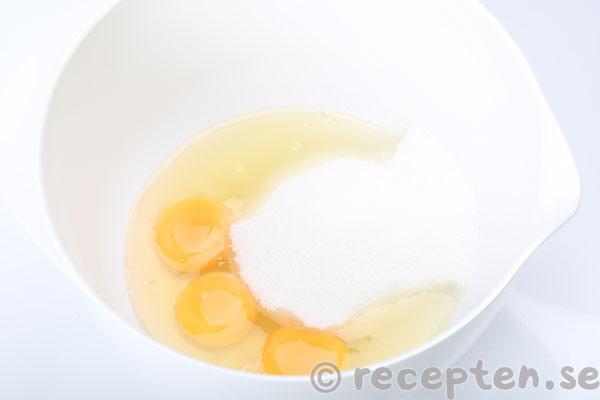 citronsockerkaka steg 2: ägg och strösocker