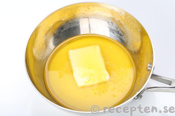 mazarinkladdkaka steg 1: drygt hälften av smöret har smält