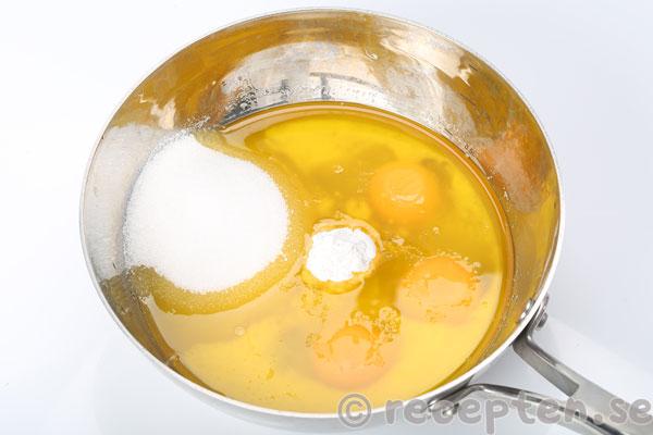 mazarinkladdkaka steg 4: ägg, strösocker, salt, vaniljsocker och bittermandelolja tillsatt