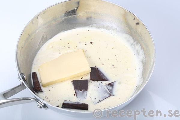 mazarinkladdkaka steg 8: choklad och smör tillsatt