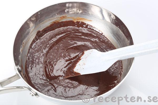 mazarinkladdkaka steg 8: chokladganachen är blandad och klar