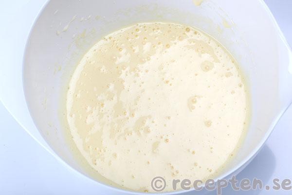 pepparkaksmuffins steg 3: ägg och socker vispat