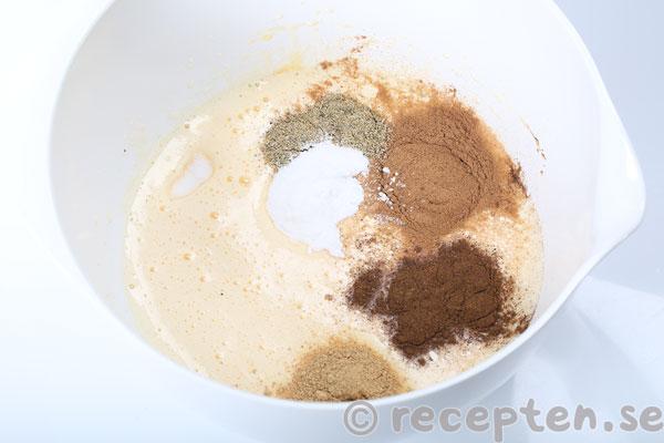 pepparkaksmuffins steg 4: kanel, nejlika, ingefära, kardemumma, bakpulver och salt tillsatt